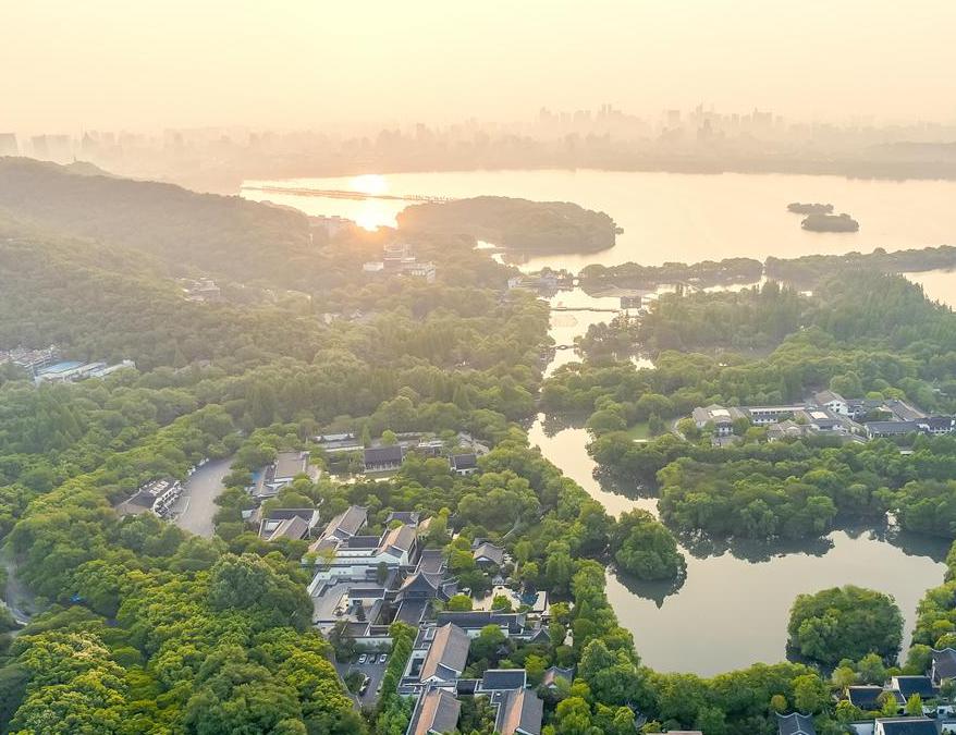 杭州西湖附近酒店，杭州TOP酒店那些长在西湖风景里的酒店住这三家就对了