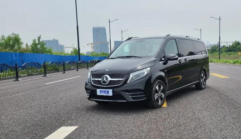 奔驰 V CLASS：尺寸超大的威严 MPV，商用家用皆可，你会选择吗？