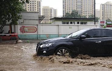 车被淹了保险怎么赔偿：暴雨洪水淹车，保险理赔攻略