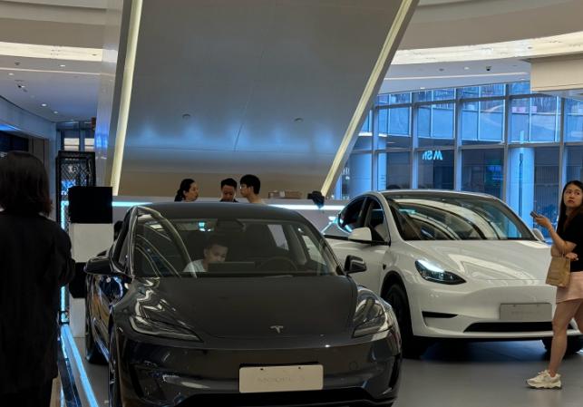 女生适合买什么豪车，女性车主选择特斯拉Model 3还是蔚来ET5T更合适？